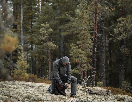 Akcesoria do survivalu i bushcraftu – podstawy przygotowania do wyprawy